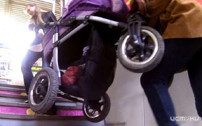 В Орле две женщины из тамбура многоэтажки своровали детскую коляску и принесли ее к себе домой