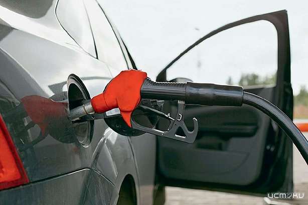 На автозаправке болховчанин забрал у приятеля машину в счет уплаты долга 