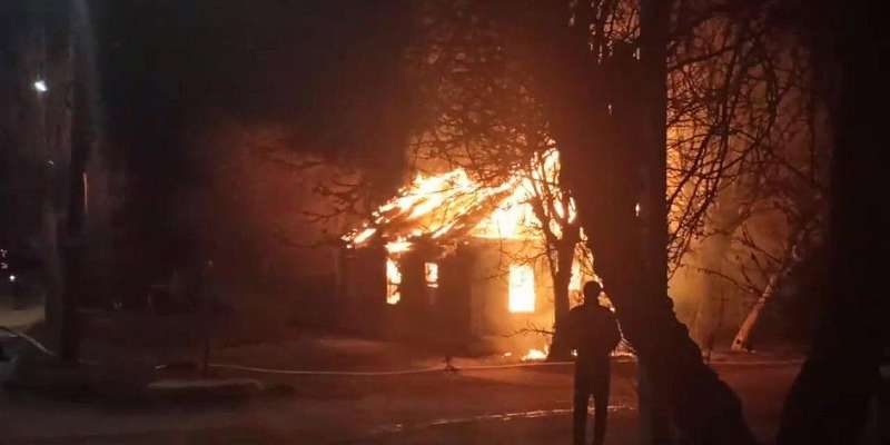 Видео: после полуночи орловчан переполошил пожар в частном секторе 