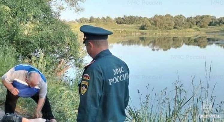 В Болховском районе очевидцы из пруда спасли тонущего человека