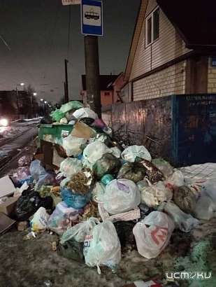 "Скоро трамваи будут ездить по мусору". Орловчанка прислала нам фотографии мусора, который вываливается на трамвайные рельсы