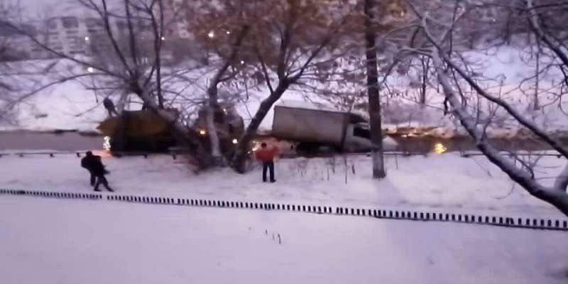 Видео: в Орле вытаскивали угодившую в люк «Газель»