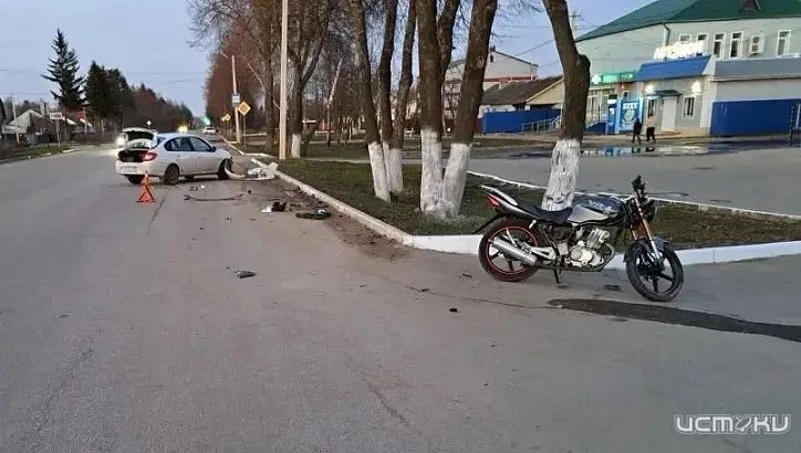 ДТП в Глазуновке: мотоциклист без прав доставлен в больницу после столкновения