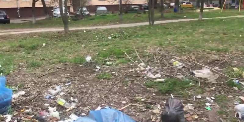 Двор на улице Комсомольской погряз в антисанитарии
