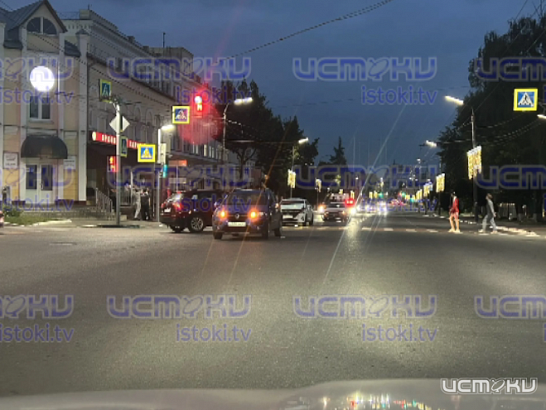Вчера вечером на пересечении улиц Максима Горького и Красноармейской произошла тройная авария