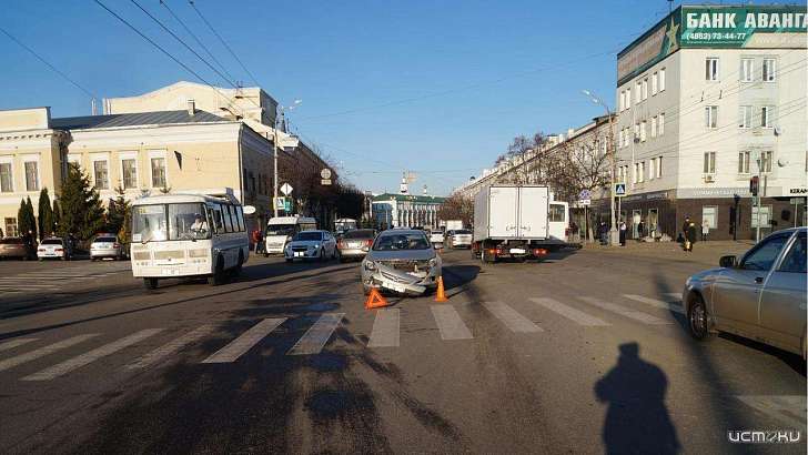 Очевидцев сразу четырех аварий ищут в Орле