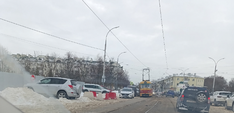 Накануне днем в центре Орла трамвай сошел с рельсов