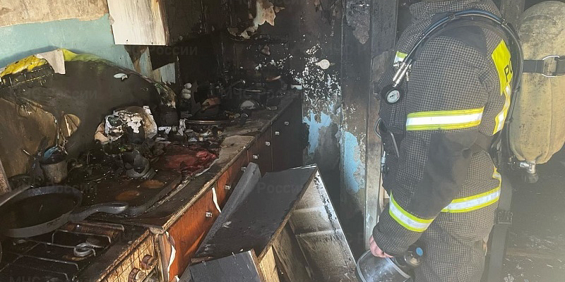 пожар Погиб человек мчс спасатели За минувшие сутки 8 выездов совершили сотрудники МЧС: пожары, спасение кота и трагедия в Орловской области
