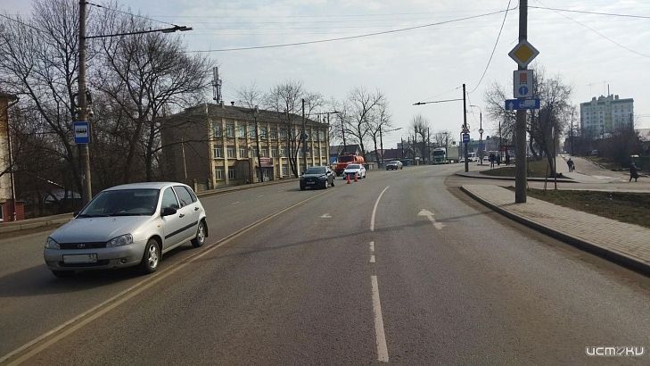 В Орле на Карачевском шоссе столкнулись две «Лады»