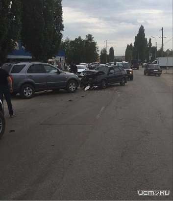 Лоб в лоб: в Ливнах столкнулись внедорожник «Kia» и легковушка «ВАЗ»