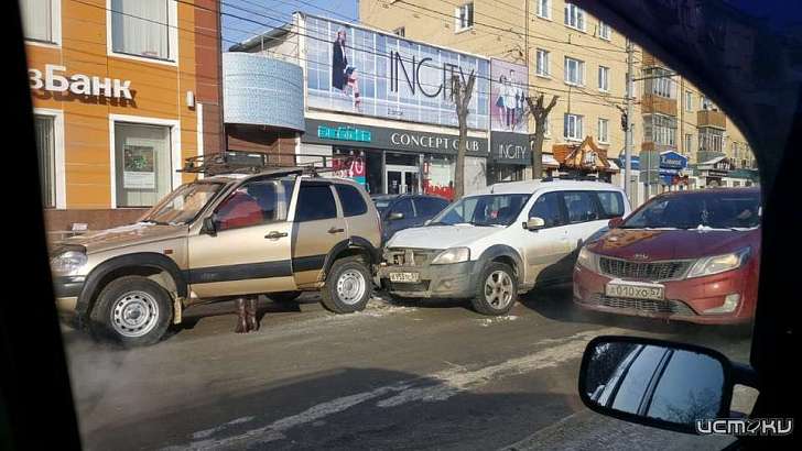 Фотофакт: в Орле из-за ДТП на ул. Московской встали троллейбусы