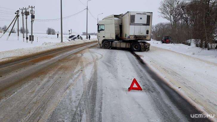 На Орловщине «ДАФ» наехал на «семерку»