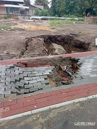 На одной из орловских улиц от дождя развалился тротуар