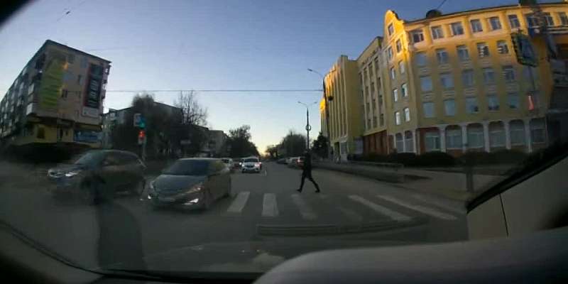 Вижу машины и иду на красный: в Орле едва не сбили безбашенного пешехода