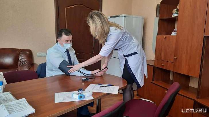 Отдельно от народа. Депутат горсовета Негин провакцинировался в кабинете главврача 