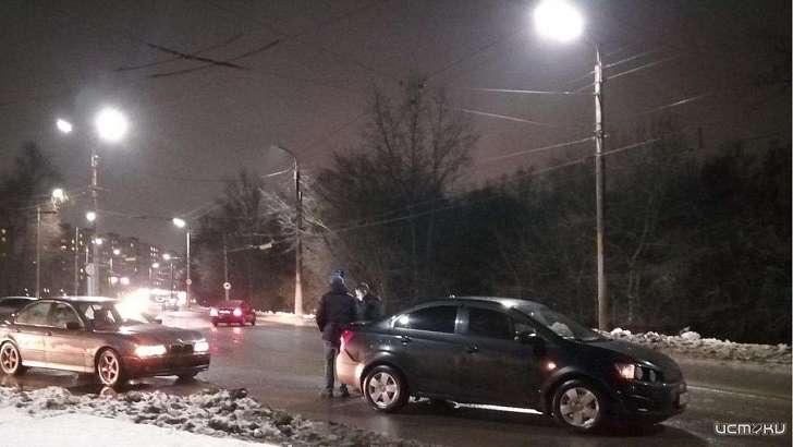 Две иномарки не поделили ул. Рощинскую в Орле: есть пострадавший