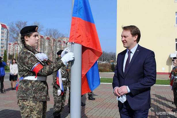 В школе №50 в Орле сегодня занятия начались с торжественного поднятия флага РФ