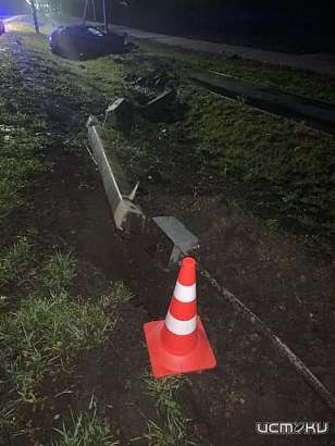 На трассе «Калуга-Орел» «Лада» протаранила фонарь и опрокинулась