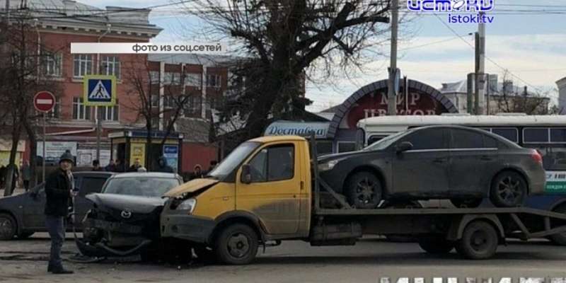 В Орле авто попало в аварию после эвакуации с места предыдущего ДТП, а наш сюжет получил известность на федеральном уровне