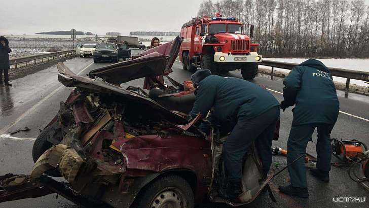 Массовое ДТП под Мценском: фура влетела в стоявшие на светофоре машины