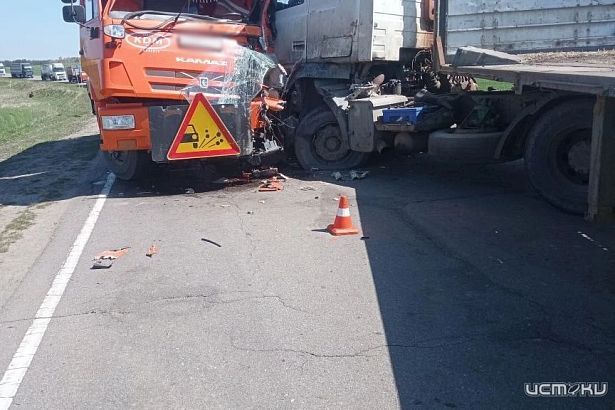 Под Дмитровском грузовик врезался в спецтехнику 