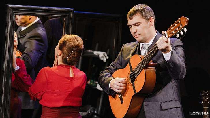 Поэзия, отраженная в зеркалах: в Орле покажут спектакль «Мой лунный серебряный мир»