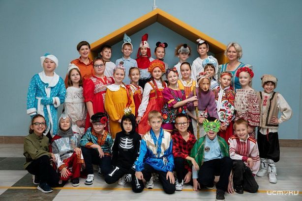 Ученики 53-й орловской школы переоделись в сказочных героев