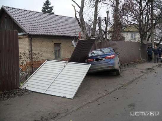 В Орле «легковушка», столкнувшись с тягачом, снесла забор