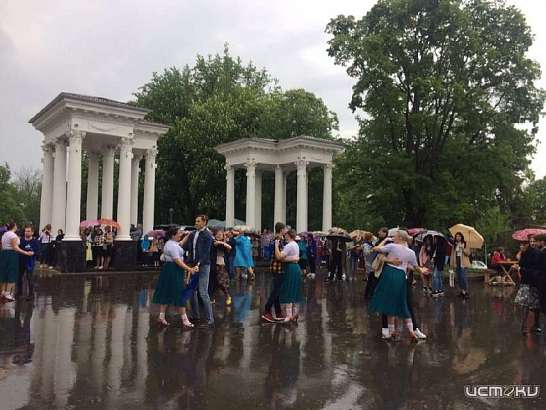 Ливень не помешал провести в Орле акцию «Синий платочек» Ливень не помешал провести в Орле акцию «Синий платочек»