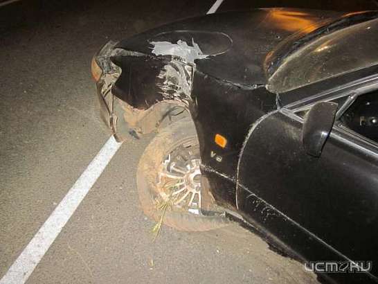 В Орловской области «Лексус» врезался в световую опору