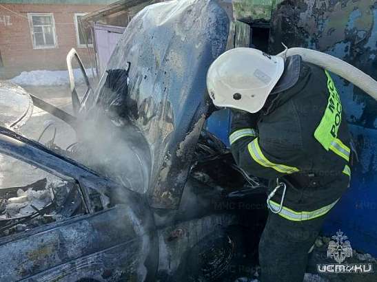 В орловской глубинке дотла сгорела отечественная легковушка