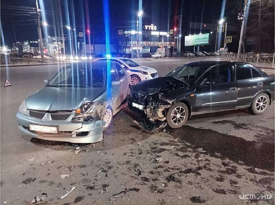 В Орле на перекрёстке не смогли разъехаться две иномарки