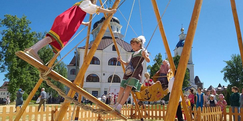 Гости праздника «Троицкие хороводы в Орловском полесье» смогут покататься на аттракционах с гравюрами XVIII-XIX