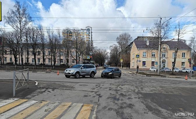 В Орле на Трансмаше столкнулись «Рено» и «Мицубиши»: трое пострадавших