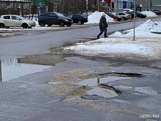 Ямы в Железнодорожном районе Орла захватили дорогу у оживленного перекрестка целиком