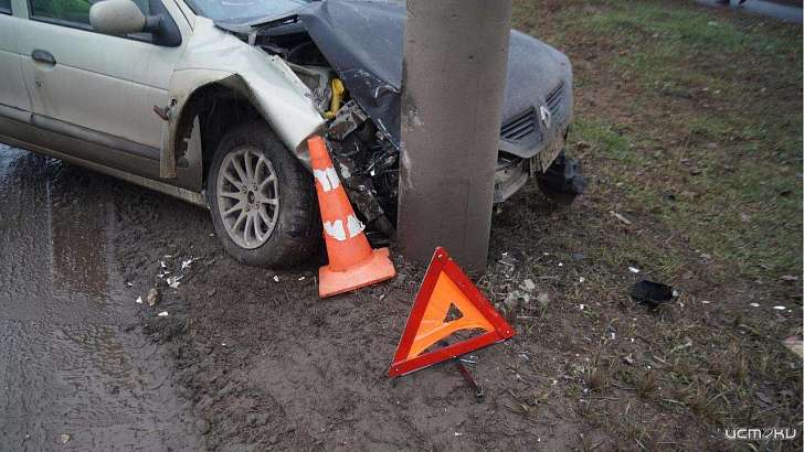 На Карачевском шоссе в Орле водитель «Рено» влетел в фонарный столб
