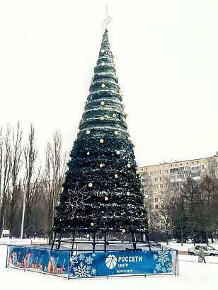 Орловские "Россети" открестились от ужасной елки у КДЦ "Металлург". Их фирменную символику тоже использовали без разрешения