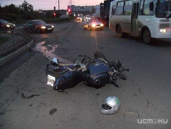 В Орле грузовик с полуприцепом не пропустил мотоцикл