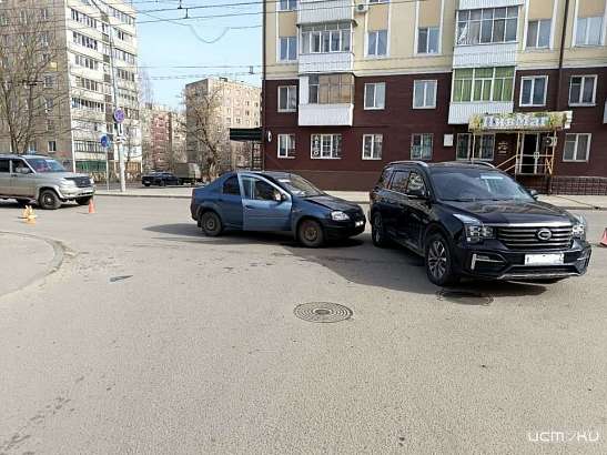 В центре Орла не разъехались кроссовер «GAC»и легковушка «Renault»