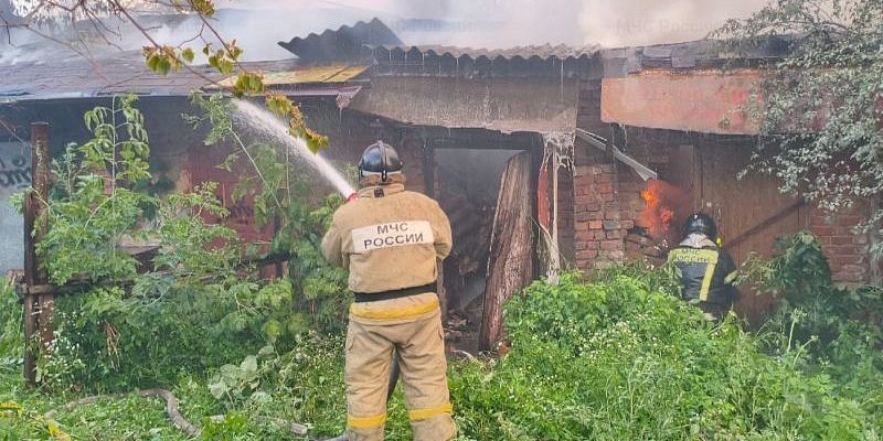 Пожар на площади К. Маркса в Орле: огонь угрожал магазину, имущество удалось спасти