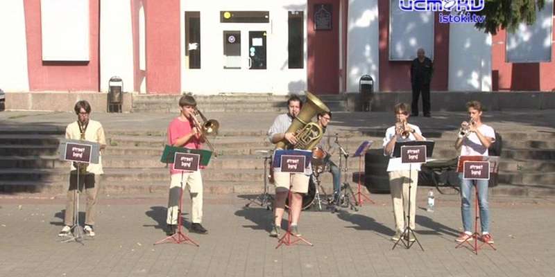 Уличное музыкальное шоу: летом орловчан радовал концертами молодой стрит-бэнд