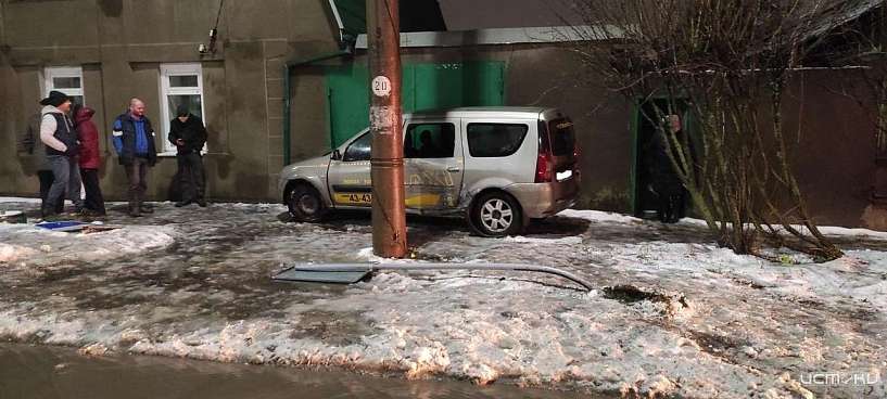 В Орле такси протаранило жилой дом. Два человека пострадали