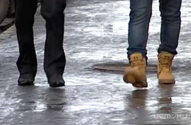 Более ста человек травмировались на скользких улицах Орла