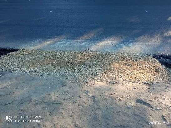 У остановки на Карачевском шоссе в Орле засыпали огромную яму