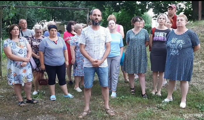 Мы снимаем обращение, чиновники снимают нас. Такое визави образовалось в Орловском регионе, когда жители собрались, чтобы записать для нас видеоматериал