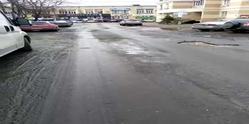 В Орле столичные гости в яме пробили колесо