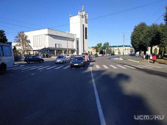 Во Мценске пешеход, переходя по зебре, попал под машину