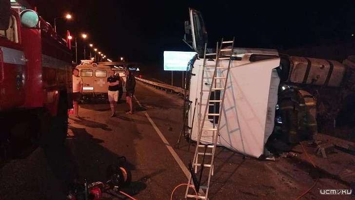 На Орловщине опрокинулся грузовик, тащивший на буксире другую фуру