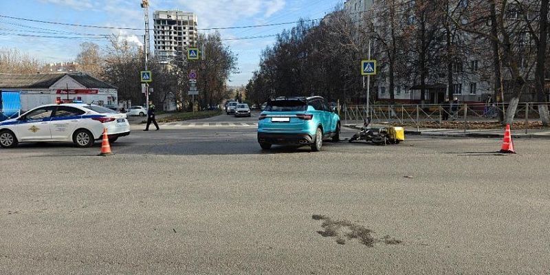 В Орле курьер на велосипеде хотел проскочить на красный и попал в больницу 