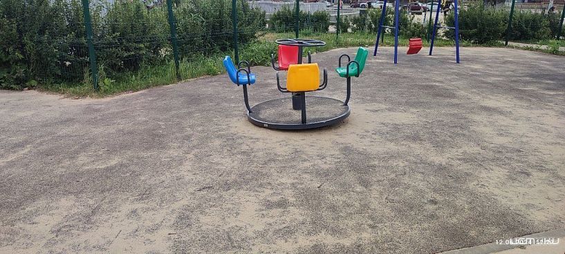 "Дядя Парахин, что это такое?" Юный орловчанин обратился к мэру Орла по поводу состояния детской площадки